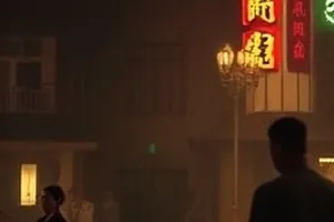 第三次访谈审讯室桌面与录音笔特写