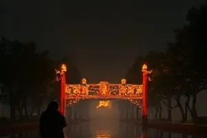 夜行电车深夜车厢与窗外流动霓虹的构图